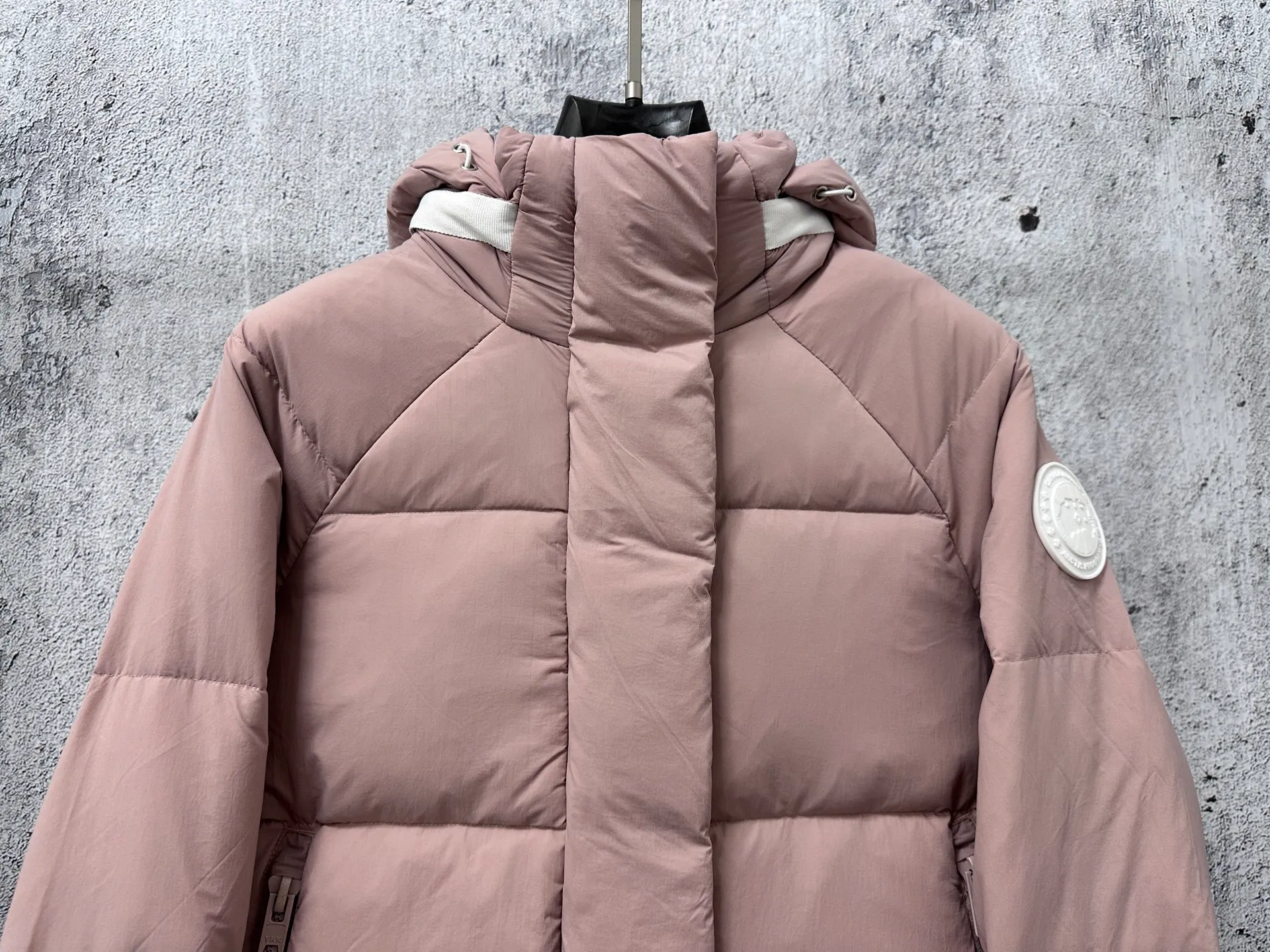 P740 【𝗖𝗔𝗡𝗔𝗗𝗔 𝗚𝗢𝗢𝗦𝗘】Capsule Series Macaron White Label Fabric: Made of soft EnduraLuxe fabric imported from DuPont, CORDURA, USA, which enhances the durability of easy-to-wear parts, is lightweight and durable; the liner is made of 400T anti-velvet gallbladder, which is comfortable, soft and non-velvet. : Equipped with a detachable hood, which can be adjusted in two directions, and is also filled with down, which brings greater softness and wrapping around the head and neck, and is full of warmth. This parka features white trim on the back and sides, and the hardware locks are all original and custom-made to match the muted fabric color. Goose label: The official website’s new series of silicone material labels, non-embroidery labels. Length: Fit hip-length. Size: XS-L